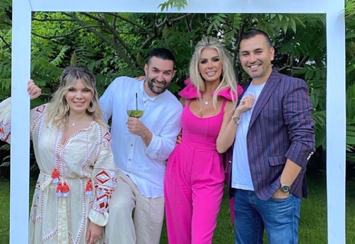 Imagine Stire Prima imagine de la botezul fetiței lui Smiley și a Ginei Pistol. Tot Andreea Bănică i-a dat de gol pe cei doi! FOTO | 2review.ro