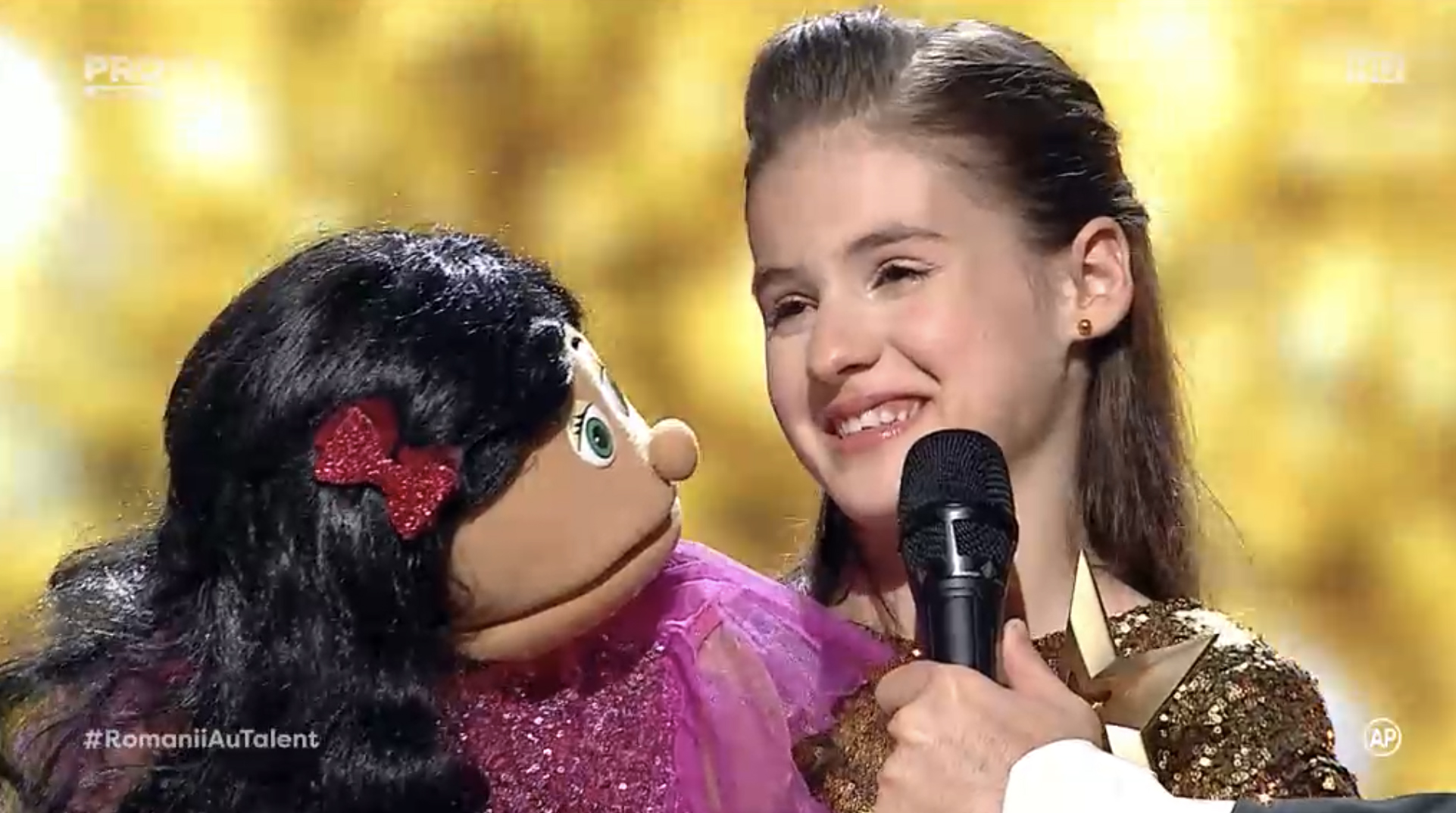 Îţi mai aminteşti de Ana-Maria Mărgean, fetiţa ventriloc de la „Românii au talent”? Viaţa ei a căpătat o turnură neaşteptată
