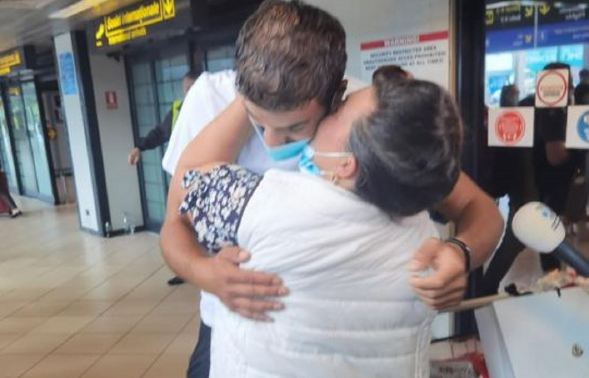 Imagine Stire Mama lui Culiță Sterp, în lacrimi în aeroport. Când l-a văzut pe artist, nu l-a recunoscut: „Zici că ai fost sechestrat” | 2review.ro