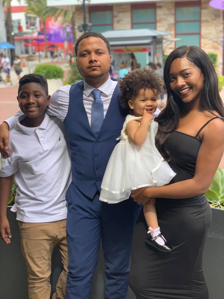 Freddie Figgers, alături de soția lui, Natlie G. Figgers, și cei doi copii © Facebook