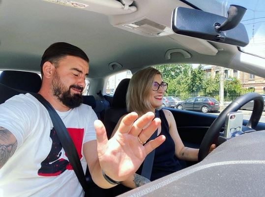 Imagine Stire Cum s-au accidentat în trafic Adda și soțul ei, Cătălin Rizea: ”Ia uitați-l pe domnul caz social Cătălin cel iubit de mame și mătuși!” | 2review.ro