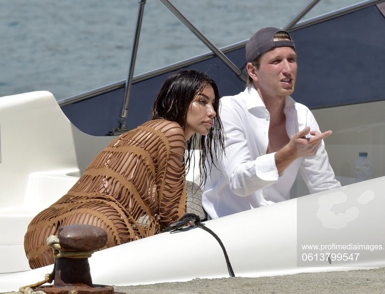 Imagine Stire Mădălina Ghenea, pe iaht alături de noul ei iubit. Cu formele la vedere, actrița a făcut show / FOTO | 2review.ro