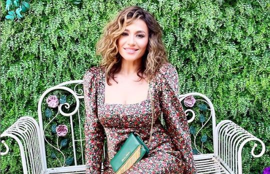 Imagine Stire Claudia Pătrășcanu a primit un buchet uriaș de trandafiri de la un admirator secret! ”L-ai găsit la poartă?” | 2review.ro