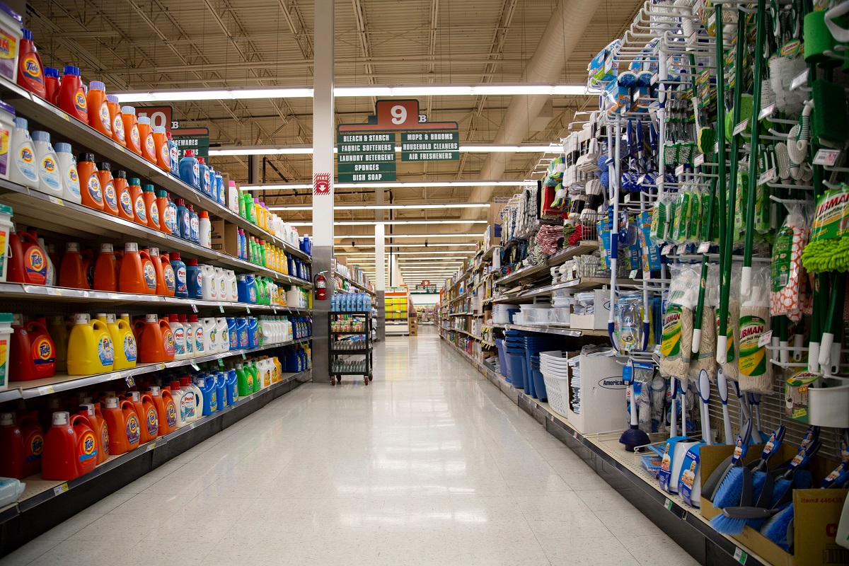 Imagine Stire Rușinos! O pensionară de 73 de ani, fostă profesoară de biologie, a furat dintr-un supermarket produse de 130 de lei. Pătrunjelul a dat-o de gol! | 2review.ro