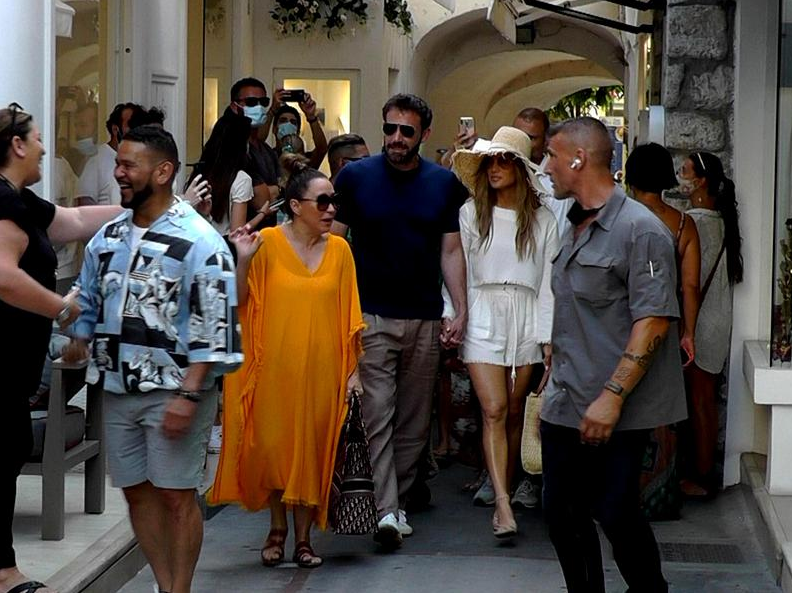 Imagine Stire Andreea Marin, surprinsă cu iubitul pe străzile din Capri, alături de Jennifer Lopez și Ben Affleck | 2review.ro