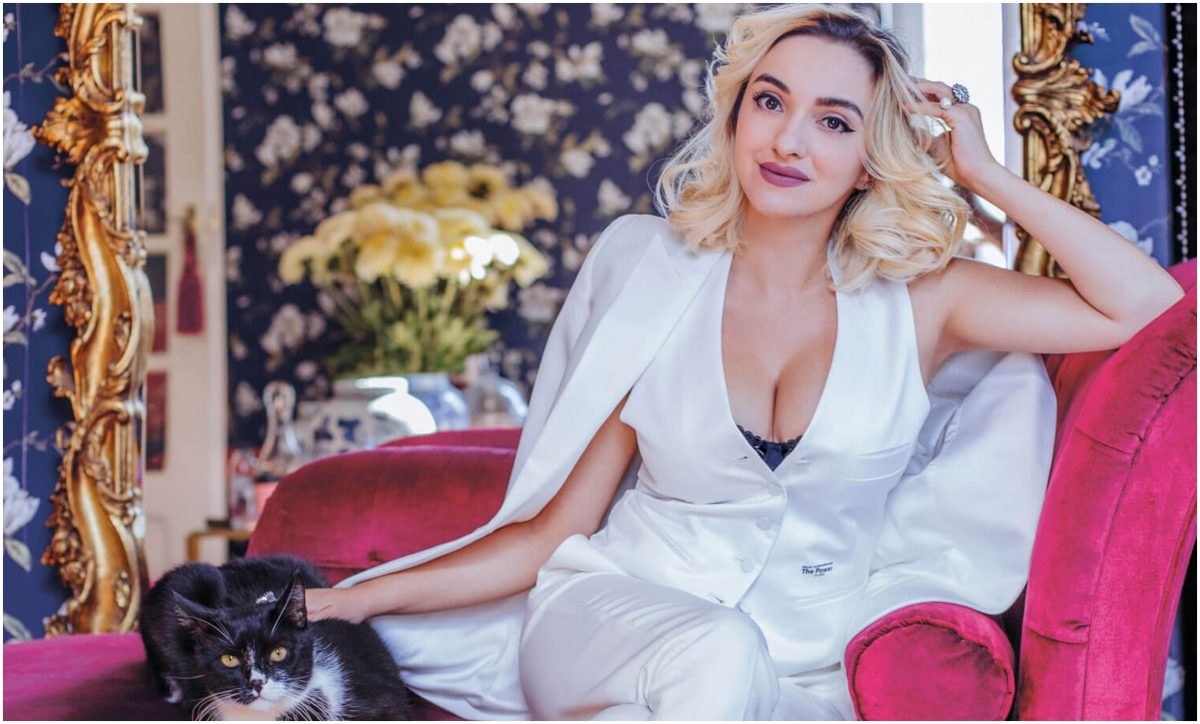 Imagine Stire  „Contesa Digitală”, fotografiată în ipostaze incendiare. Admiratorii vedetei au înroșit butonul de like | 2review.ro