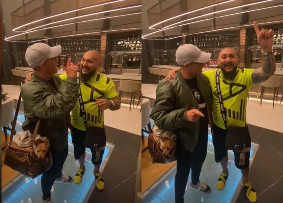 Imagine Stire Imaginile momentului: Dani Mocanu și actorul Jean-Claude Van Damme, față-n față! Manelistul i-a făcut o dedicație live în holul unui hotel. FOTO & VIDEO | 2review.ro