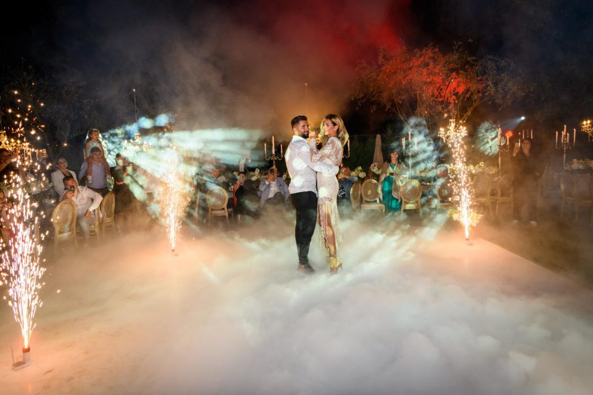 Înainte de dansul mirilor, Bogdan Nemțeanu și-a schimbat costumul, însă, Roxana Aliman și-a păstrat rochia impresionantă de mireasă © CANCAN.RO