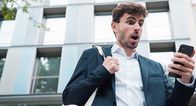 Imagine Stire BANC. „Bună. Am găsit acest telefon într-un bar” | 2review.ro