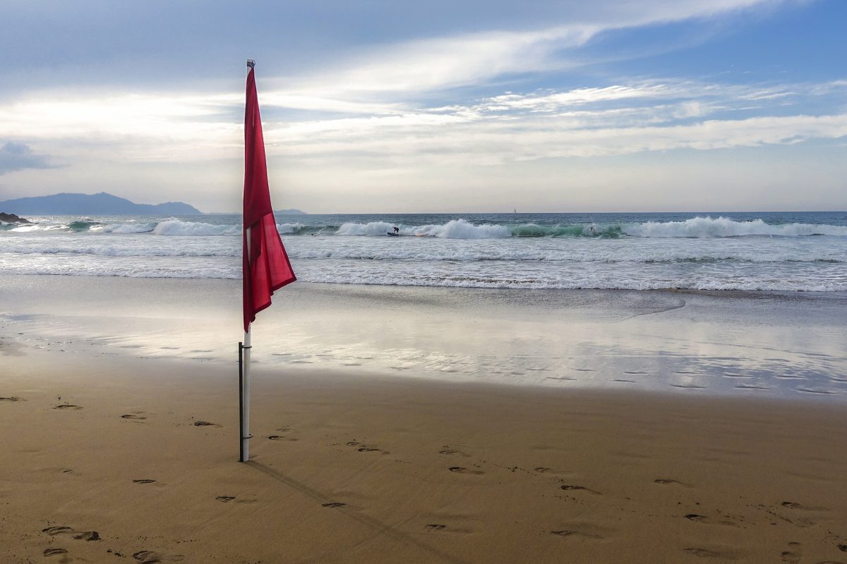 Turiștii nu țin cont de avertizările salvamarilor de pe litoral. Ce reguli trebuie să respecți atunci când se arborează steagul roșu!