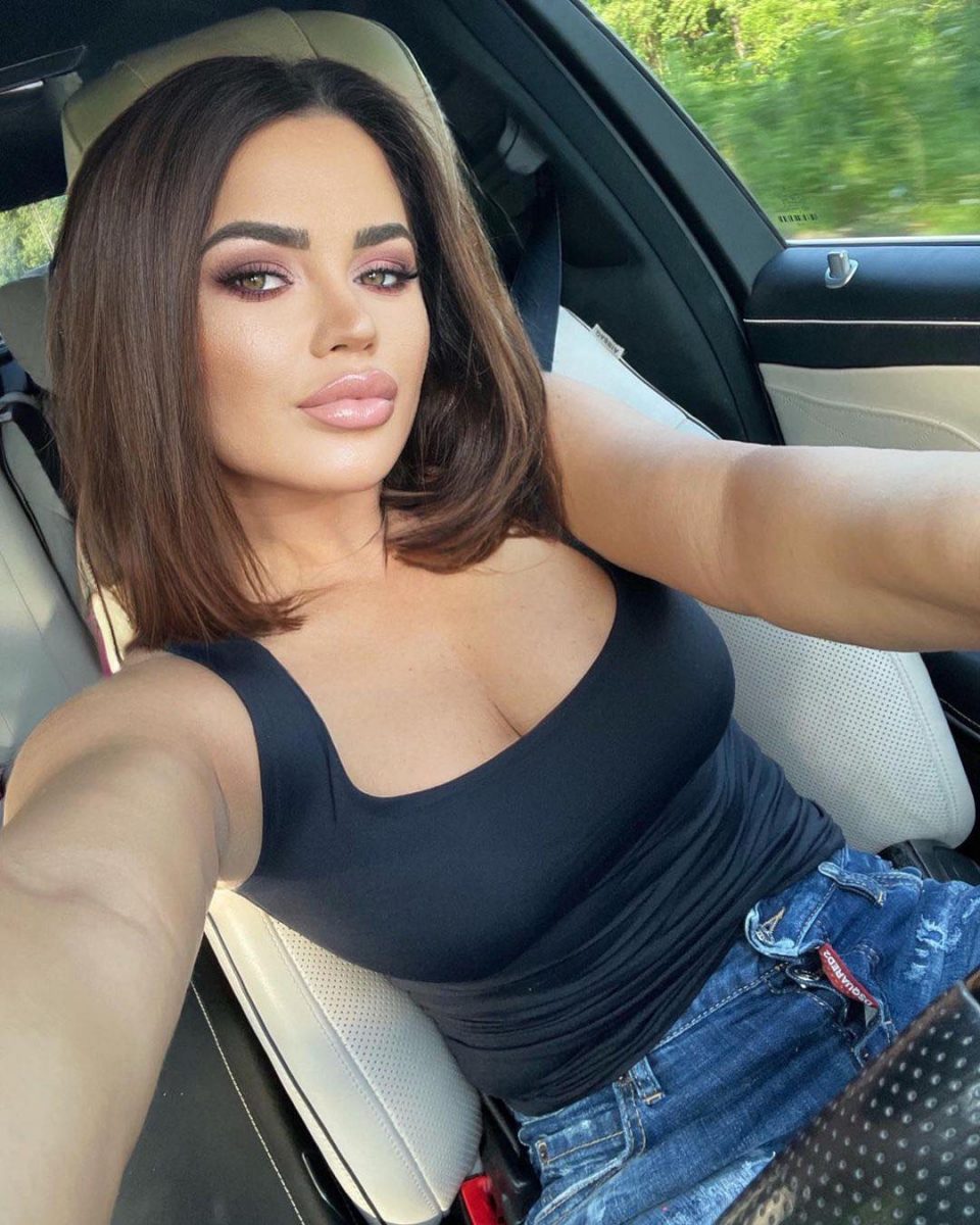 Imagine Stire A renunțat la BMW-ul roz!? Carmen de la Sălciua s-a fotografiat cu noua mașină! Cum și-a pus ”amprenta” pe bolid | 2review.ro