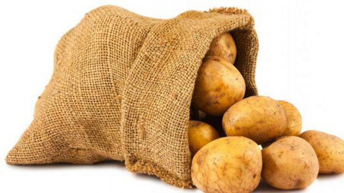 Cât a ajuns că coste un kilogram de cartofi noi în piețele din țară