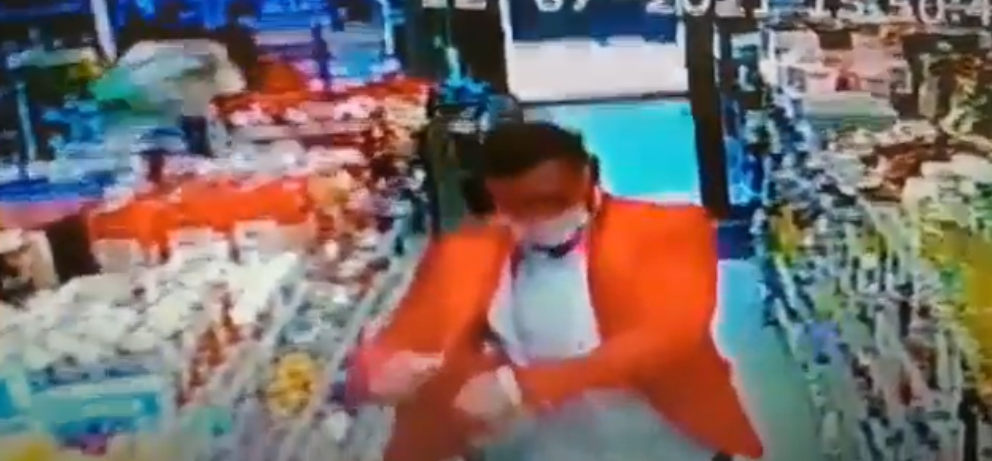 Imagine Stire Șocant! Hoț la costum, filmat când fură dintr-un magazin | 2review.ro
