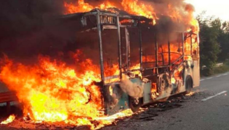 La un pas de tragedie! Un autobuz electric, plin cu călători, a ars în întregime, în timp ce-și efectua cursa