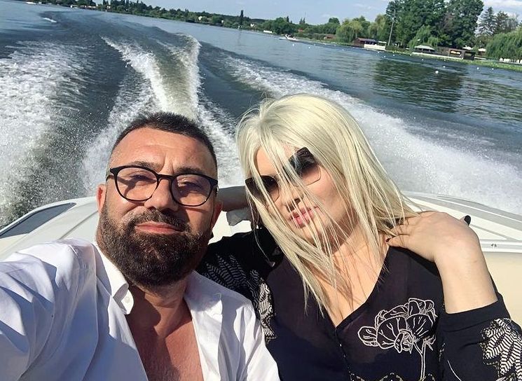 Imagine Stire Ioniță de la Clejani, cercetat și el de poliției. Artistul a fost reclamat autorităților, după ce l-a amenințat pe jurnalistul jefuit de Fulgy | 2review.ro