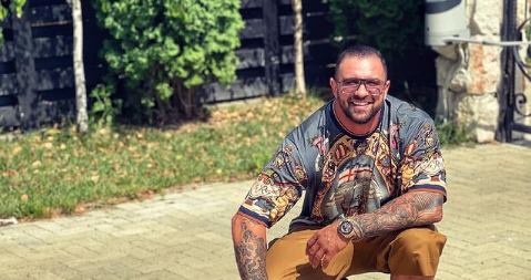 Imagine Stire Cum a fost surprins Alex Bodi pe litoral. S-a oprit în stațiunea Mamaia și a „defilat” cu un bolid de lux | 2review.ro