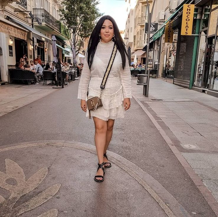 Imagine Stire Oana Roman uimește din nou. Vedeta le explică fanilor cum se mănâncă icrele negre. FOTO | 2review.ro