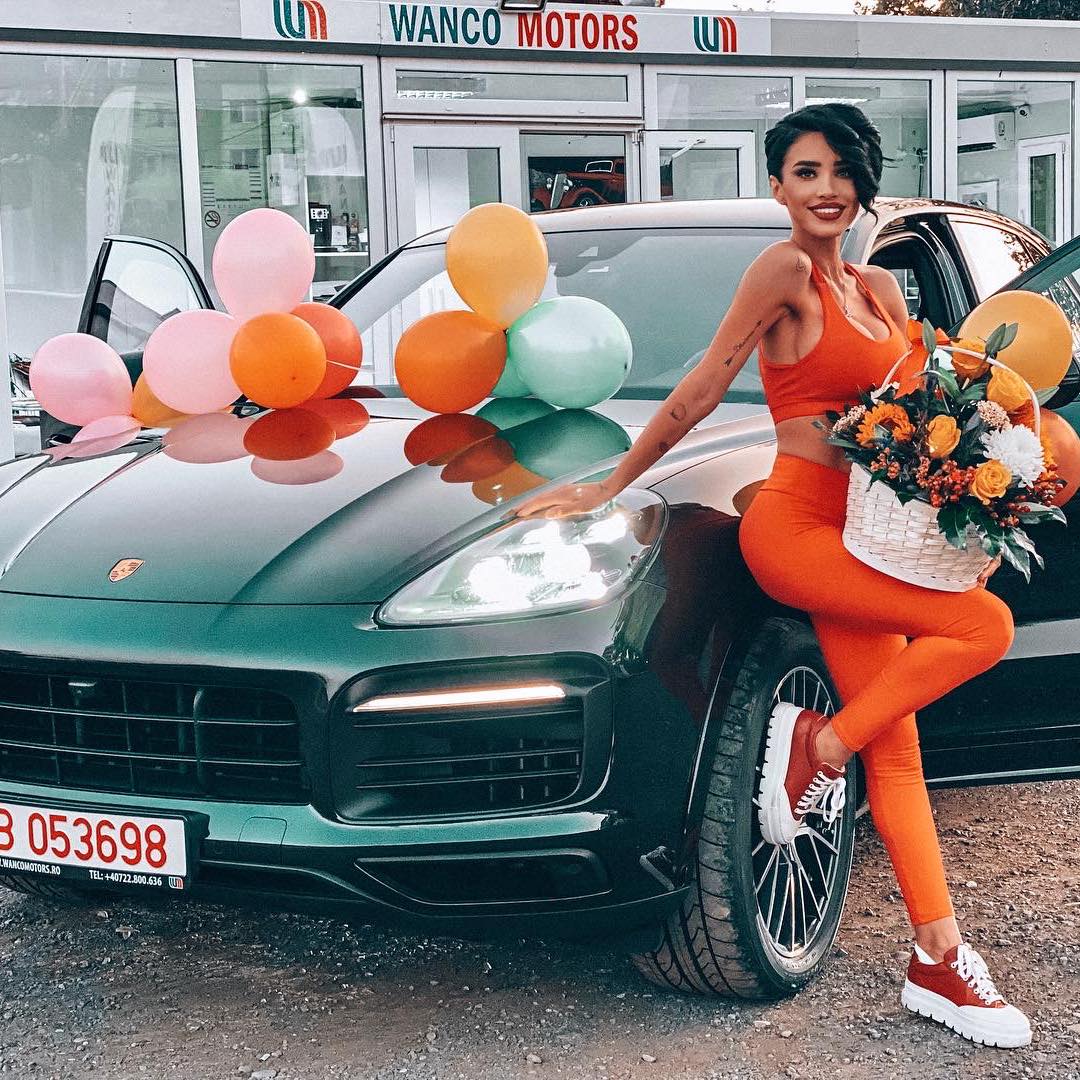 Imagine Stire Anul și mașina! Adelina Pestrițu și-a pus în vânzare bolidul cumpărat vara trecută | 2review.ro