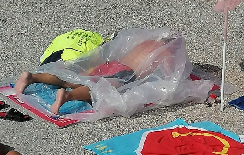 Imagine Stire Motivul șocant pentru care un bărbat a făcut plajă într-un sac de celofan. Ce le-a răspuns salvamarilor | 2review.ro