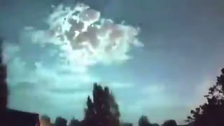 Un meteorit verde, care ar fi produs o explozie pe cer, a fost surprins deasupra Turciei