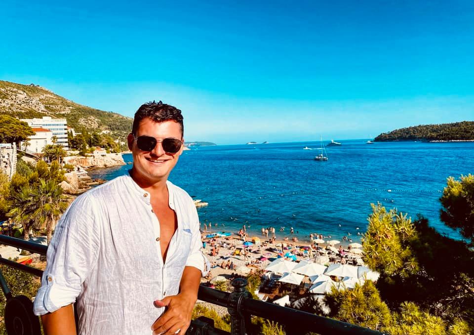 Imagine Stire Mărturiile cutremurătoare ale lui Fabio, artistul lovit cu lanțul în figură de tatăl vitreg: ”Mi se pune un nod în gât când mă uit în oglindă!” | 2review.ro