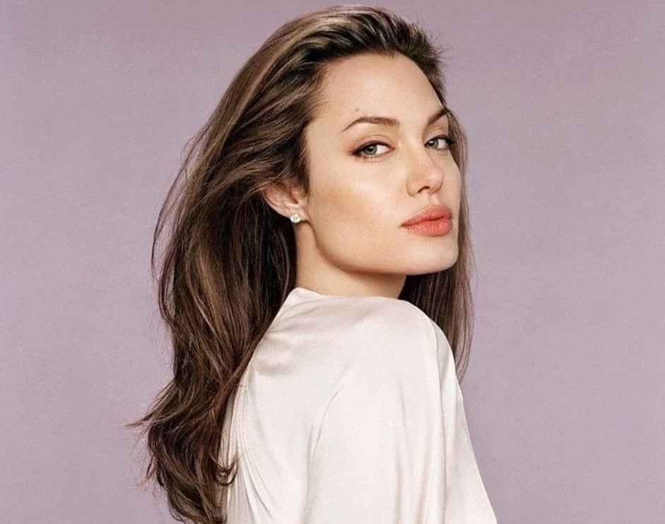 Imagine Stire Angelina Jolie a bătut recordul înregistrat de Jennifer Aniston! În cât timp a reușit să strângă un milion de urmăritori pe Instagram | 2review.ro