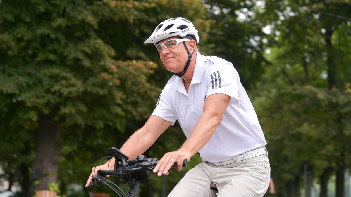 Câți lei costă bicicleta și ținuta pe care a purtat-o Președintele României, Klaus Iohannis