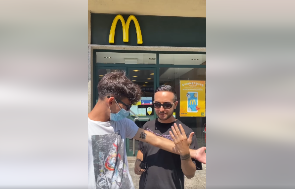 Imagine Stire A devenit celebru cu tatuajul făcut după ce s-a vaccinat anti-Covid VIDEO | 2review.ro