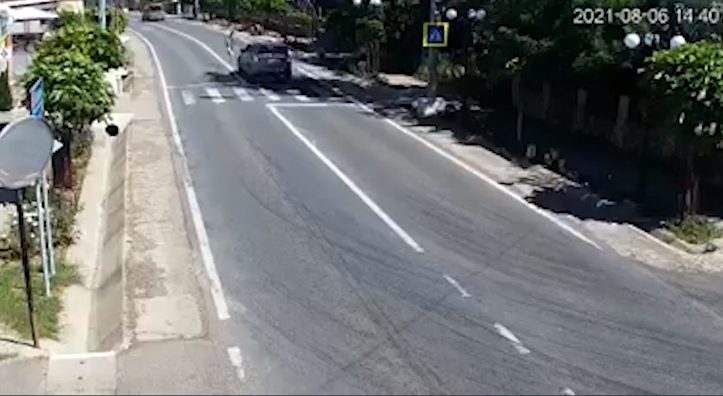 Imagine Stire Imagini șocante! O bătrână a fost spulberată pe trecerea de pietoni de o tânără cu un BMW | 2review.ro