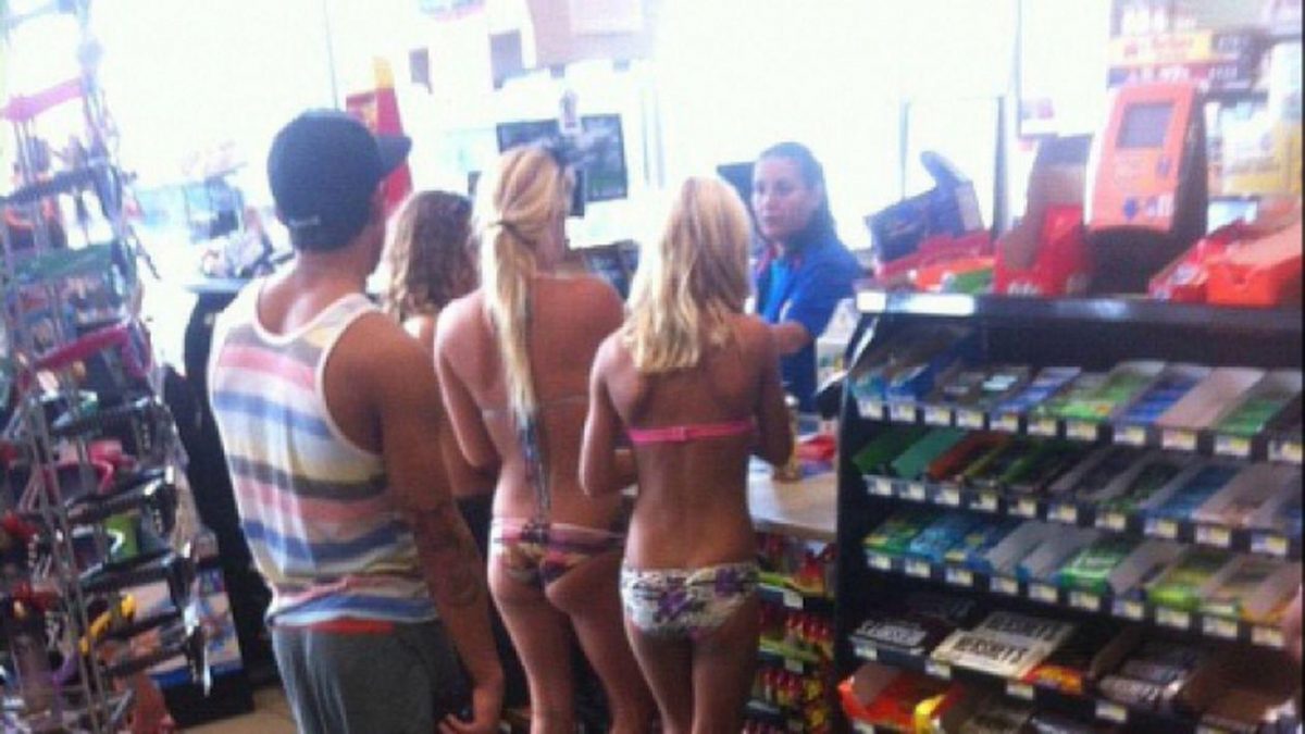 S-a apropiat de cele 3 fete în bikini, la mare, într-un market. Dar când s-a uitat la picioarele lor, a încremenit!