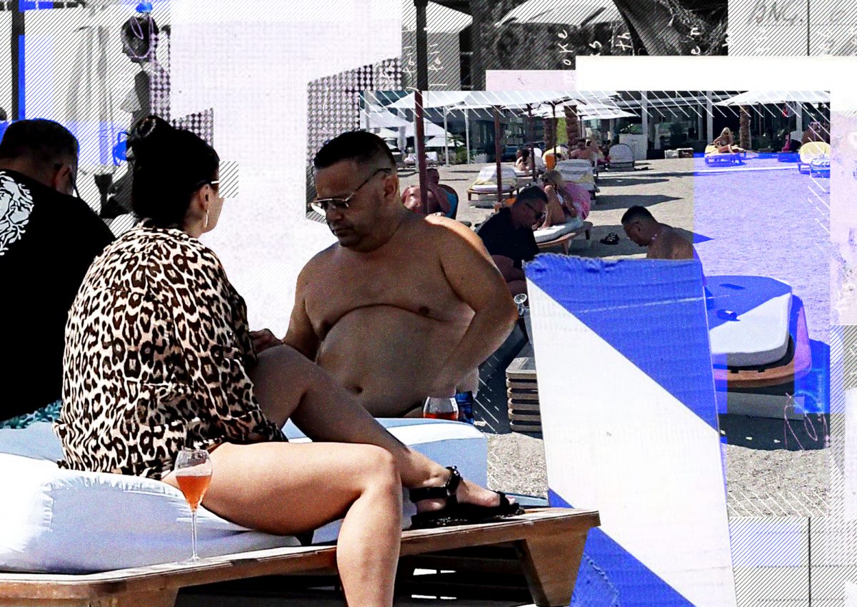 Imagine Stire Cum s-a relaxat Adrian Minune, pe litoral! L-am surprins pe celebrul manelist pe o plajă de fițe din Mamaia | 2review.ro