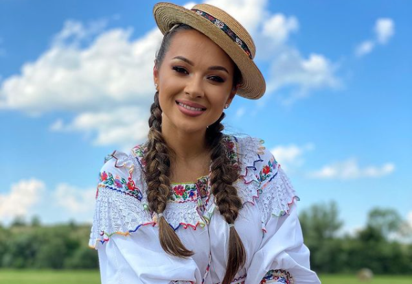 Imagine Stire Ce sfaturi primeşte Vlăduța Lupău de la bunica sa. Femeia şi-a pus nepoata „la punct” din două vorbe: „Nu este bine pentru că ţie îţi faci rău” | 2review.ro
