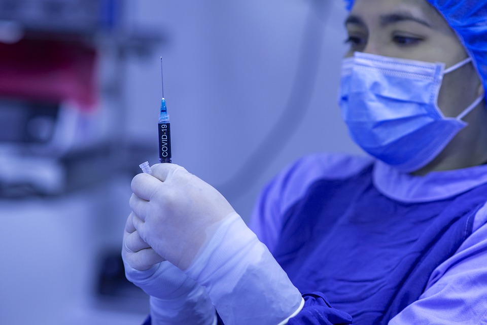 8.500 de persoane ar fi fost injectate cu soluție salină în loc de vaccin anti-Covid! „Greșeala” a fost făcută de o asistentă din Germania