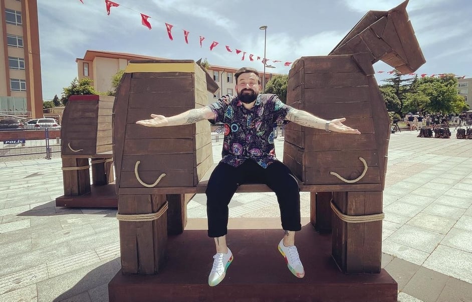 Imagine Stire Oase, co-prezentatorul emisiunii Asia Express, a dat din casă! „E cel mai greu sezon. Ne-a oprit Poliția de șase ori” | 2review.ro