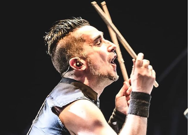 Imagine Stire Bateristul trupei rock The Offspring, dat afară pentru că refuză să se vaccineze | 2review.ro