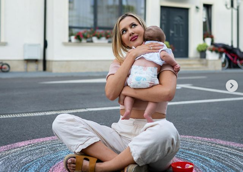 Imagine Stire Emily Burghelea s-a îngălbenit toată! A ajuns la spital cu fetița ei: ”A rezistat eroic!” | 2review.ro