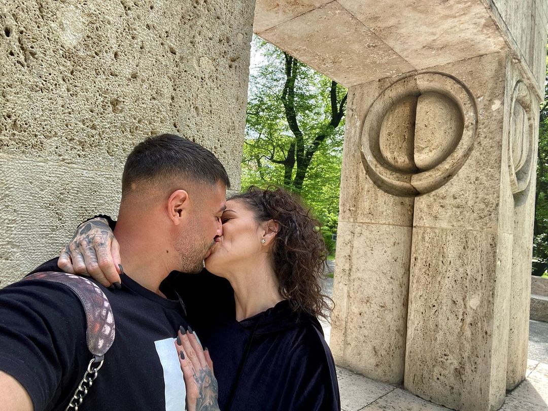 Imagine Stire Roxana Vancea dezvăluie câteva kilograme a acumulat până acum. Bruneta nu se abţine de la mâncare! | 2review.ro