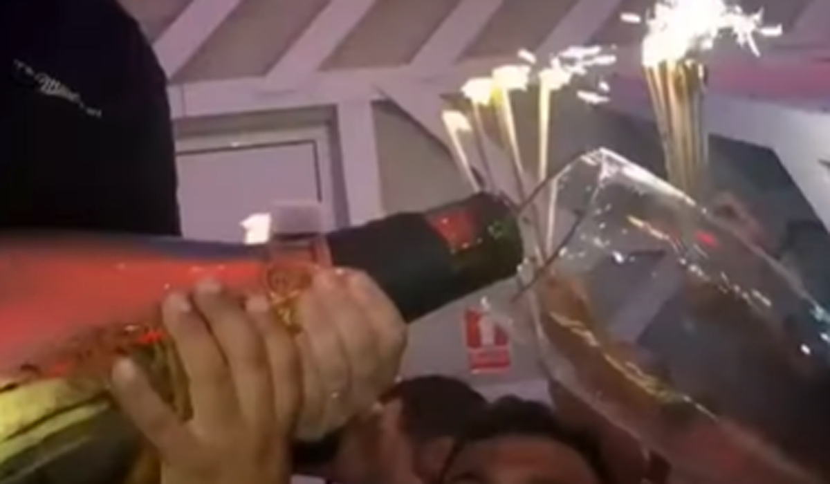 Nu este o eroare! Câți lei costă o șampanie în cluburile din Mamaia
