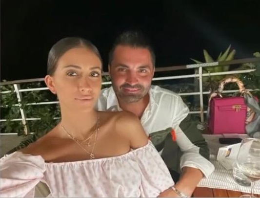 Imagine Stire Ce a găsit Pepe în camera de hotel din Italia, unde s-a cazat cu iubita lui. Yasmine a izbucnit în râs când l-a văzut pe artist | 2review.ro