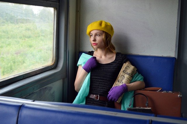 BANCUL ZILEI | Un bărbat bâlbâit și o tipă nimeresc în același compartiment, într-un tren