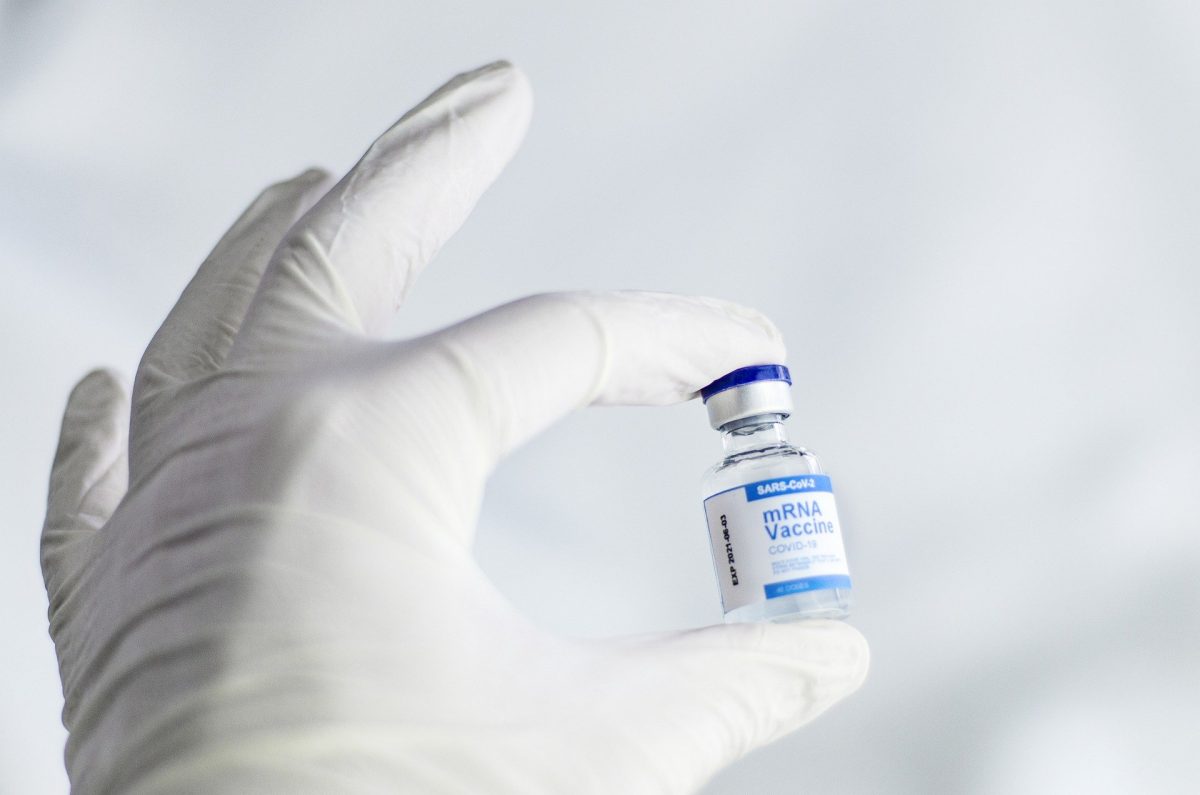 Imagine Stire Preot din București, acuzat că răspândește fake news. Asistenta medicală din Suceva, moarta la o săptămână după nuntă, nu era vaccinată | 2review.ro