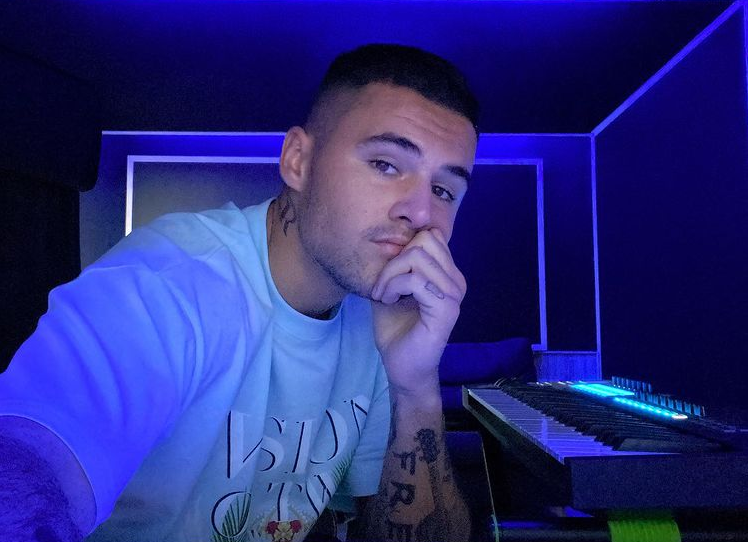 Imagine Stire Mario Fresh, surprins în club cu o brunetă misterioasă. Ce spune artistul: „Să le spun unora…” | 2review.ro