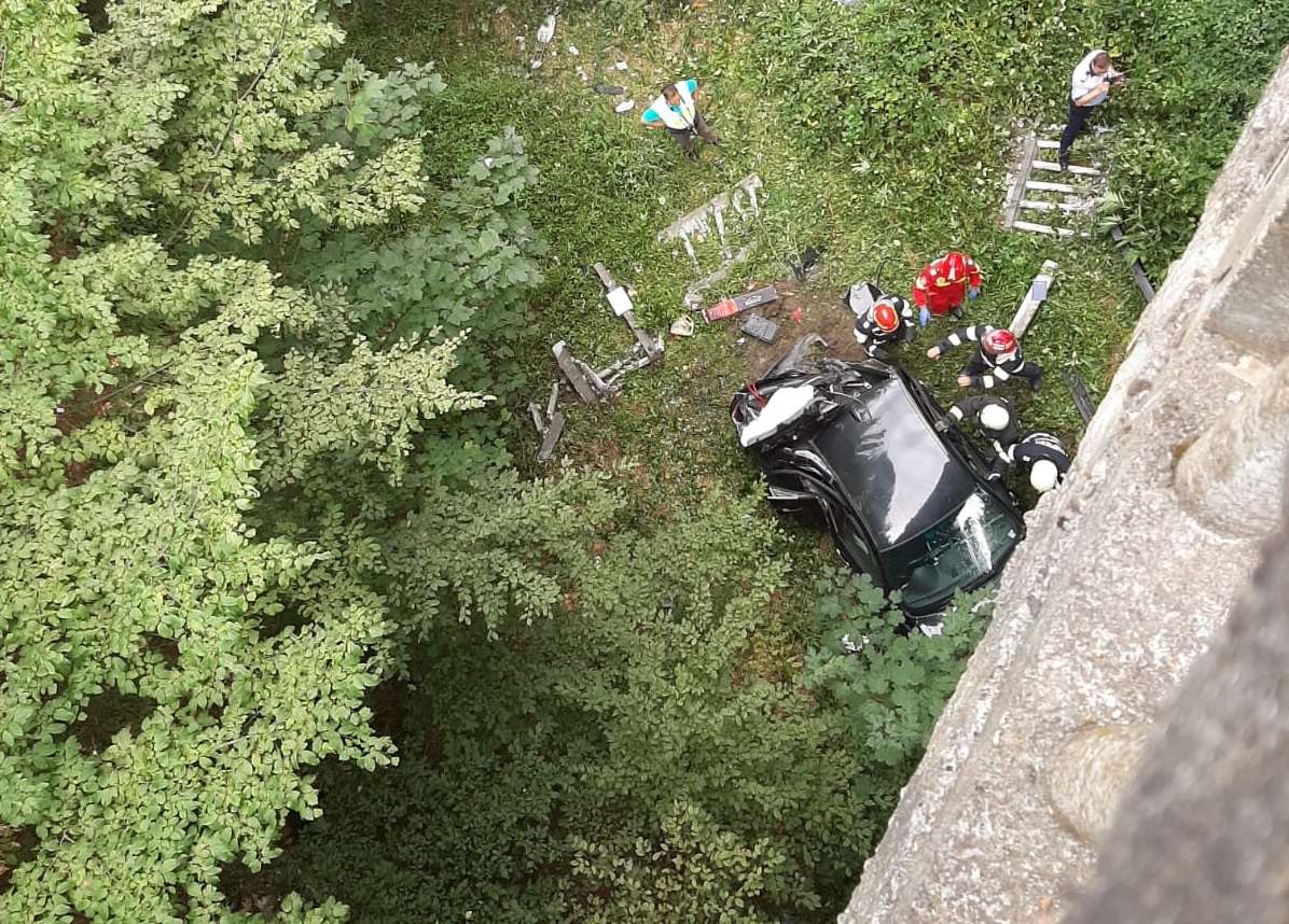 Imagine Stire Un adolescent de 16 ani a sărit cu mașina de pe un pod, de la o înălțime de 20 de metri, în județul Vâlcea | 2review.ro
