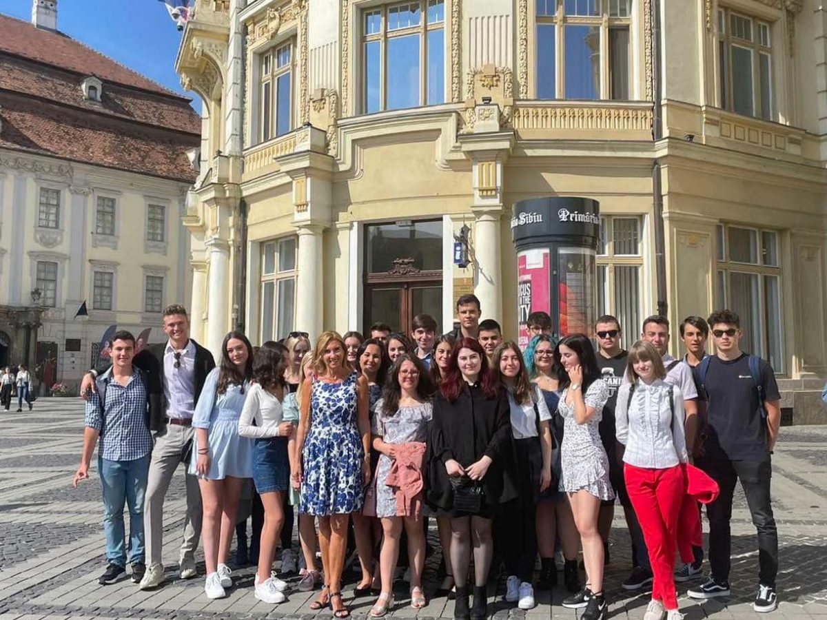 Imagine Stire Carmen Iohannis a atras, din nou, toate privirile. Cât valorează geanta cu care s-a prezentat la început de an școlar | 2review.ro