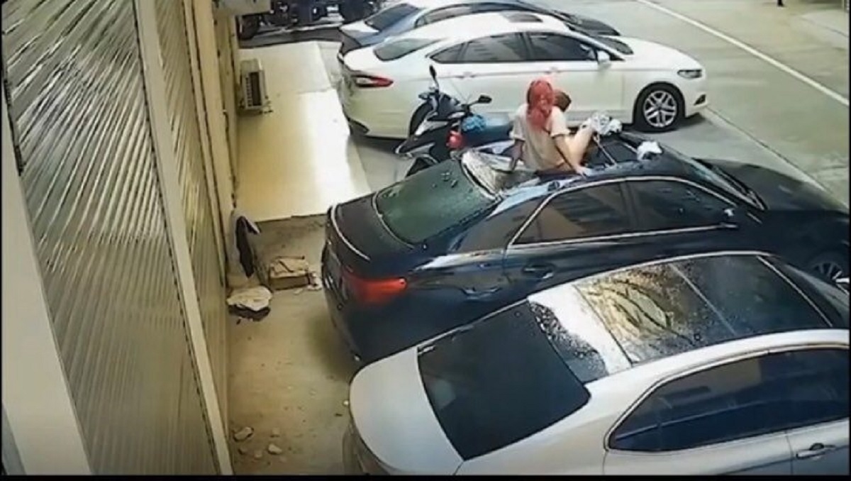 Imagini șocante! A căzut de la balcon în timpul unei partide de amor