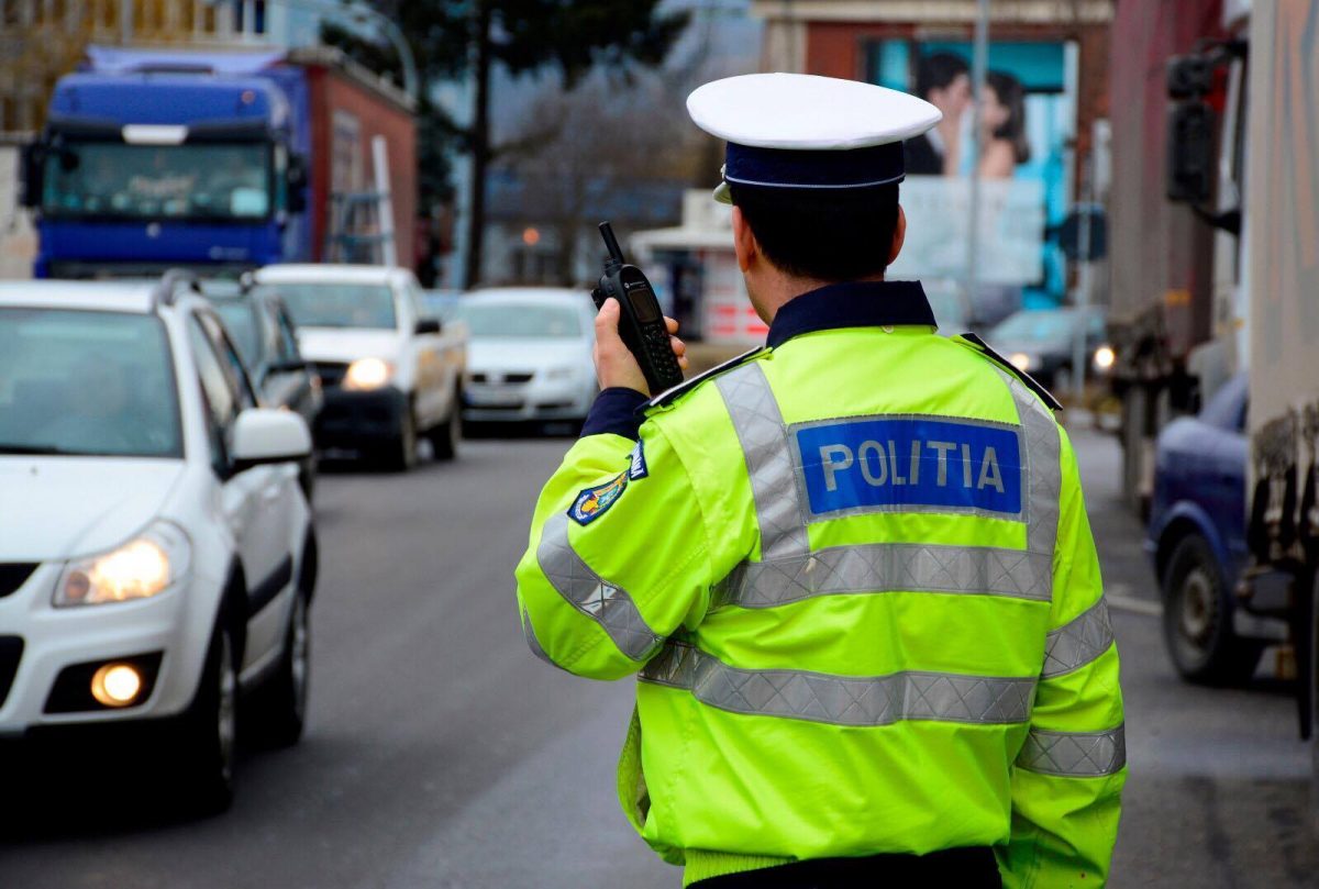 Imagine Stire Bancul zilei, 6 septembrie 2021. Doi polițiști se plictisesc în intersecție | 2review.ro