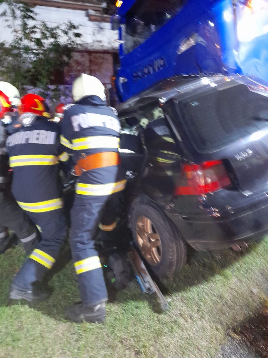 Accident cu patru morți în Caraș-Severin. O mașină a intrat sub un TIR