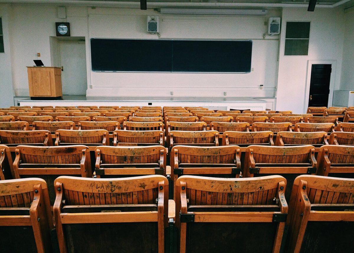 Începutul anului universitar! Cele mai multe facultăți optează pentru cursurile în format hibrid