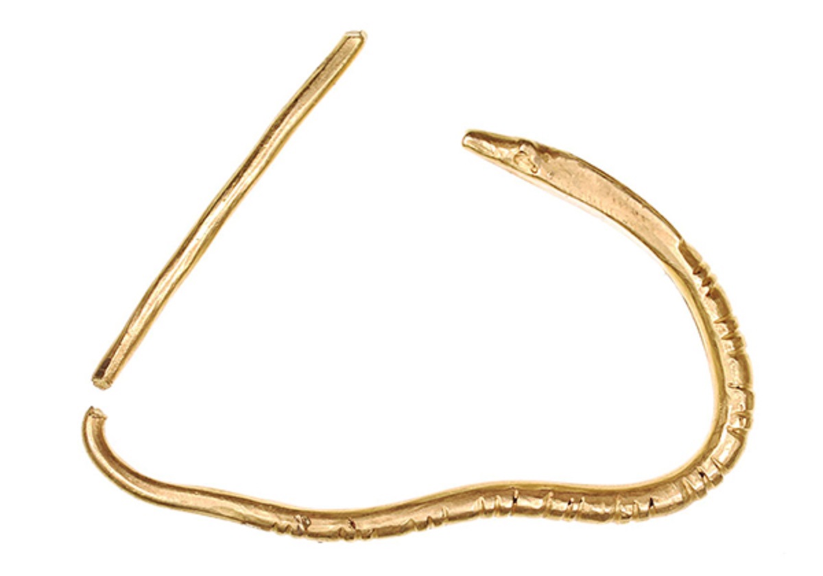 Imagine Stire Brățara dacică de la Optași-Măgura, evaluată la 40.000 de euro, se întoarce la Muzeul Județean Olt. Un bărbat încercase să o amaneteze pe câteva sute de lei | 2review.ro