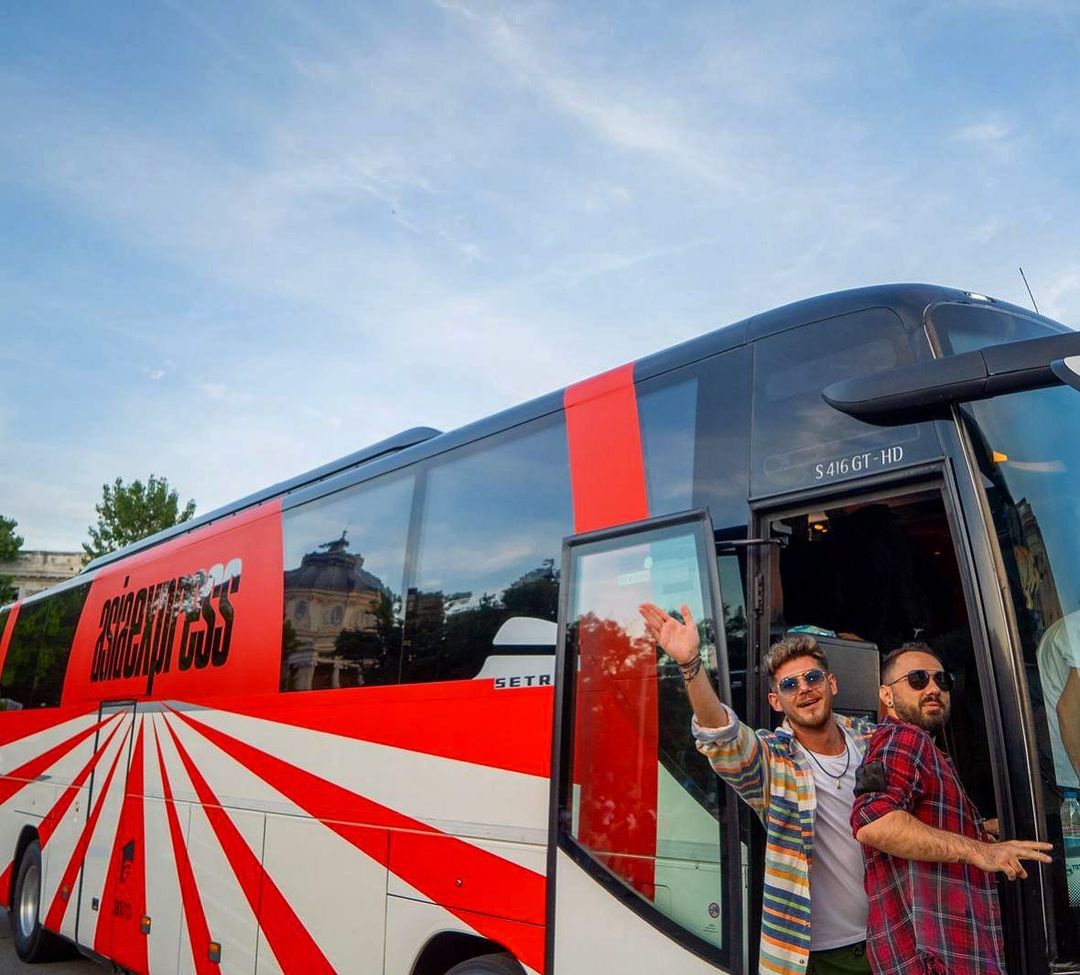 Imagine Stire Cuza de la Noaptea Târziu şi-a găsit dragostea la Asia Express? Artistul a cerut în căsătorie o domnişoară | 2review.ro
